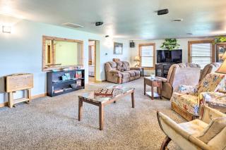 Family Home with Hot Tub - Walk to Johnson Lake! - Donald Price Mobile Home Park - 8