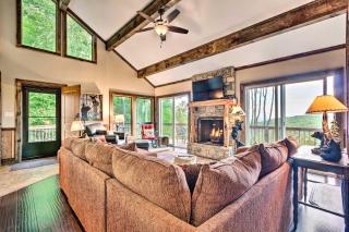 3 Mi to Beech Mtn Treetop Cabin with Deck and Views - Beech Mountain - 0