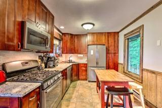 3 Mi to Beech Mtn Treetop Cabin with Deck and Views - Beech Mountain - 7