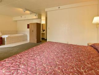 Super 8 by Wyndham Bloomington/Airport - Bloomington - 2