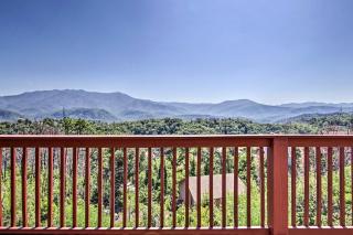 Mountain-View Gatlinburg Cabin with Private Hot Tub! - Gatlinburg - 0