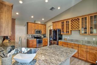4 Mi to TPC Scottsdale Family Home with Hot Tub! - Phoenix - 1