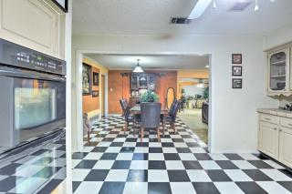 2 Mi to Lake Arlington Spacious Escape with Deck - Arlington - 1