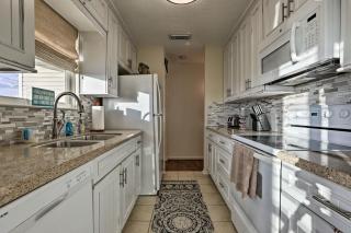 Ocean Views and 2 Decks Beach House in Galveston - Galveston - 2