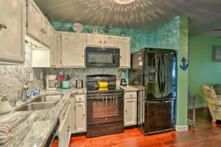 Beach and Pool Access Colorful Hilton Head Condo! - Hilton Head Island - 5
