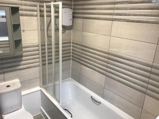 Ground Floor Contemporary 1 Bed Apartment - Birmingham - 5