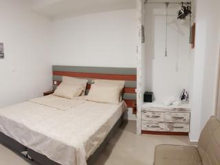 Ola Kala Apartments and Rooms - Vlikhon - 1