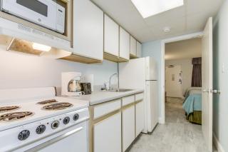Hosteeva Oceanfront Boardwalk Beach Resort with Balcony - Myrtle Beach - 4