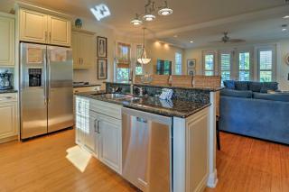 Holmes Beach Family Home Private Pool and 3 Decks! - Holmes Beach - 2