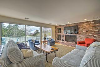 half Mi to Beach Hyannis Port Gem with BBQ and Views - Hyannis Port - 0