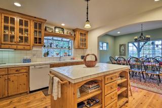 Luxe Lake Arrowhead Home with Deck, 3 Mi to Village! - Lake Arrowhead - 2