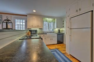 1 Mi to Nauset Beach Upscale Orleans Home with Deck - East Orleans - 4