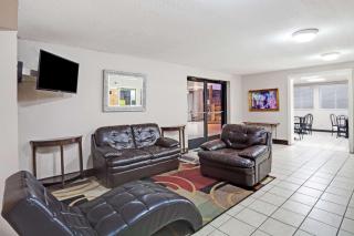 Super 8 by Wyndham Nashville/ Dntn/ Opryland Area - Nashville - 9