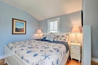 Walk to Commercial St! Captains Quarters Apt - 1