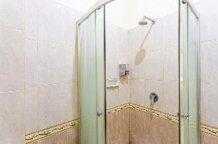 RedDoorz Plus near Alun Alun Karanganyar - Karanganyar - 9