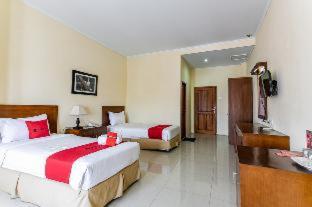 RedDoorz Plus near Alun Alun Karanganyar - Karanganyar - 7