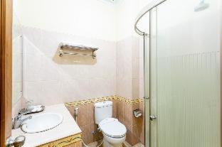 RedDoorz Plus near Alun Alun Karanganyar - Karanganyar - 4