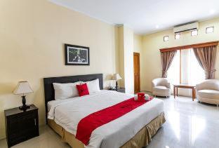 RedDoorz Plus near Alun Alun Karanganyar - Karanganyar - 1