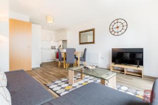 Modern Birmingham City Apartments Secure Gated Parking - 5