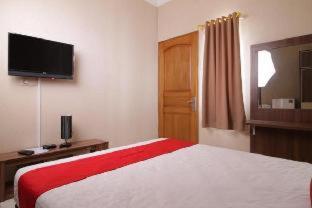 RedDoorz Syariah near Mercu Buana University - 6