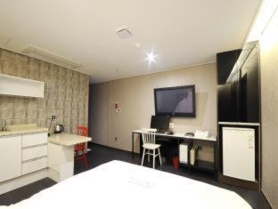 Queens Hotel Seomyeon Busan - Busan - 3