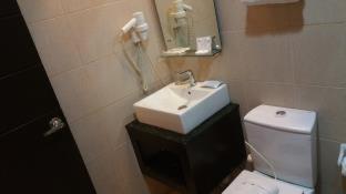 RedDoorz Plus at Hotel Esse - 7
