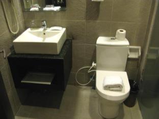 RedDoorz Plus at Hotel Esse - 6