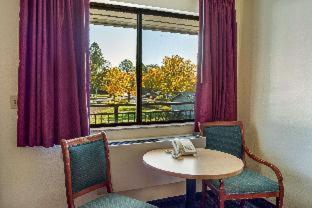 Super 8 by Wyndham Vancouver East - Vancouver - 1