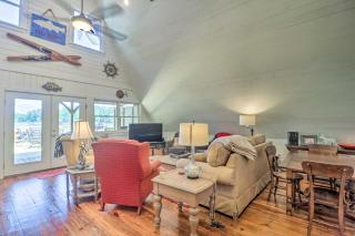 Lake Martin Cabin with Luxury Dock and Kayaks! - Eclectic - 5