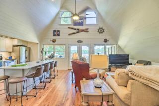 Lake Martin Cabin with Luxury Dock and Kayaks! - Eclectic - 4