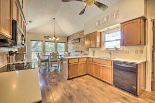 Family-Friendly San Antonio Home with Hot Tub and Deck - San Antonio - 2