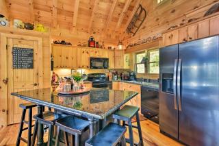Cabin with BBQ and Games - Walk to Blue Ridge Parkway! - Balsam - 5