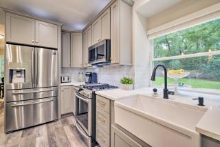 Modern Montgomery Home with Backyard, Deck, and Grill - Montgomery - 2
