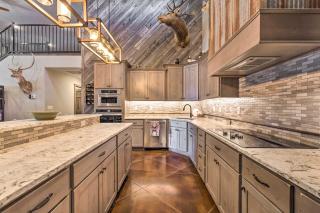 Kansas Hunting Lodge Pets and Large Groups Welcome! - Great Bend - 2