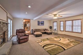 5 Mi to Camelback Henryville Home with Hot Tub! - 5