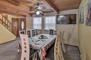 5 Mi to Camelback Henryville Home with Hot Tub! - 5