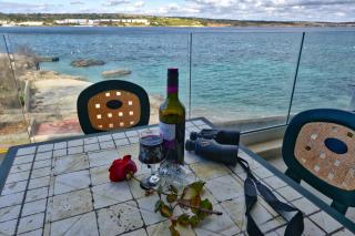 BEACHFRONT with Seaviews Apartment No56 Award Winner Unbeatable Location for Closeness to the Sea Ideal for Guests looking for Winter Spring and Autumn Breaks in Sunny Malta Also Ideal for Coastal Hikers - Mellieħa - 8