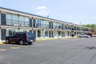 Econo Lodge - Shorewood - 8