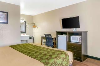Econo Lodge - Shorewood - 1