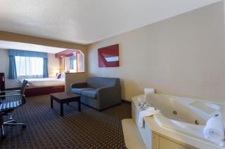 Ramada by Wyndham Glendale Heights/Lombard - Glendale Heights - 1
