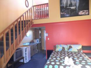 Bazil's Backpackers BBH Hostel & Surf School - Westport - 4