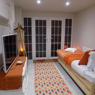 Lavender Oaks Studio - Worcester Park - 0
