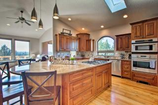 Grand Cabin with Hot Tub and Views - 3 Miles to Hiking - 1