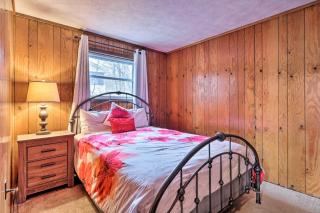 7 miles to State Park Poconos Getaway with Deck! - Albrightsville - 2