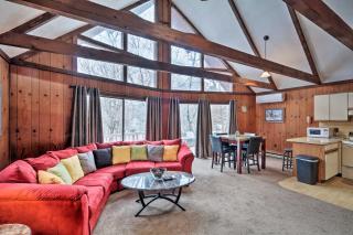 7 miles to State Park Poconos Getaway with Deck! - Albrightsville - 0