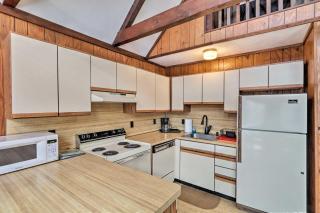7 miles to State Park Poconos Getaway with Deck! - Albrightsville - 3