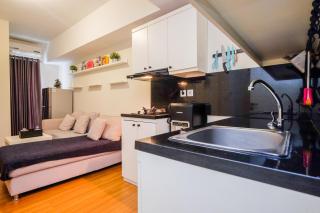 Pool View and Homey 2BR Apartment Springlake Summarecon Bekasi By Travelio - Bekasi - 3