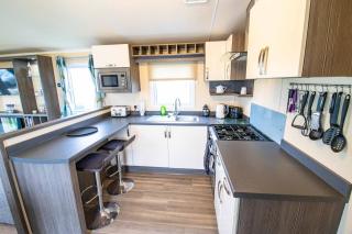 Big Skies Platinum Plus Holiday Home with Wifi, Netflix, Dishwasher, Decking - Camber - 5