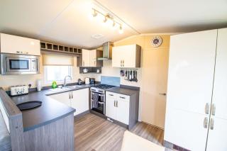 Big Skies Platinum Plus Holiday Home with Wifi, Netflix, Dishwasher, Decking - Camber - 4