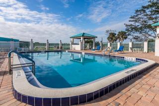 Days Inn & Suites by Wyndham Lake Okeechobee - 4